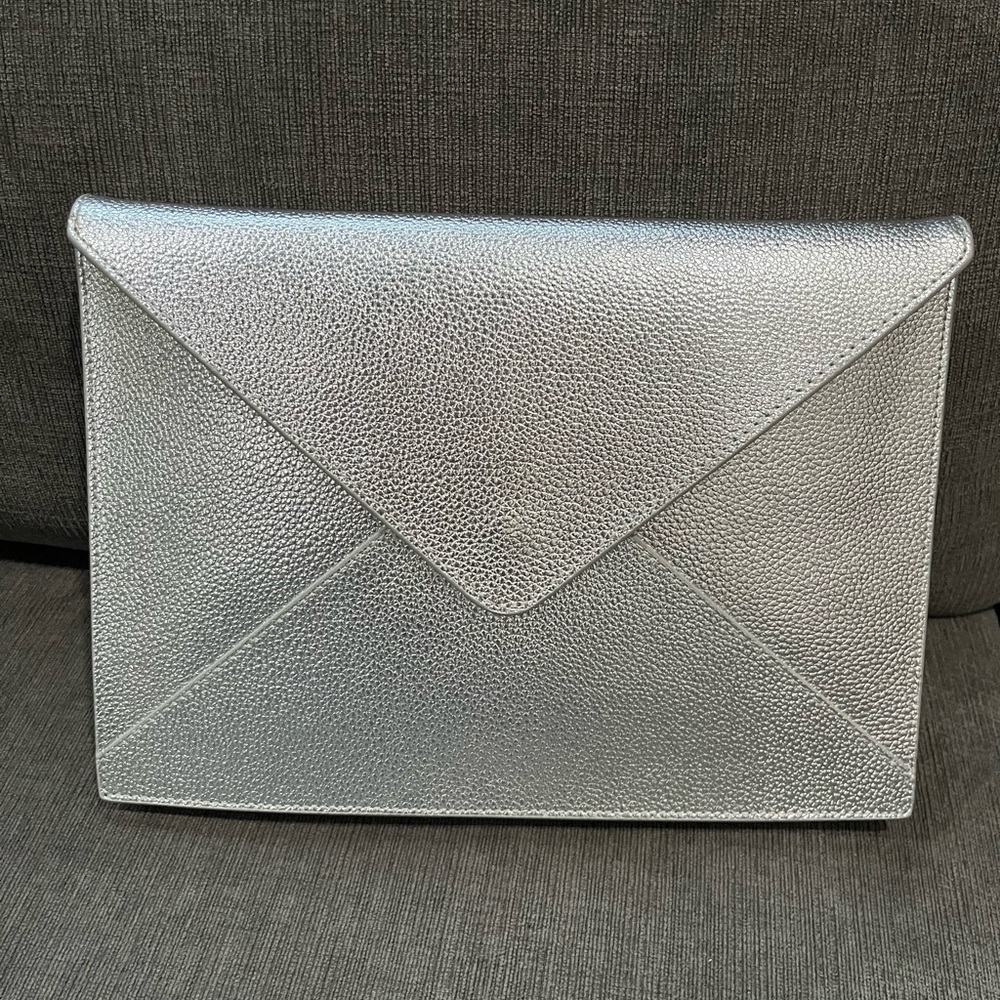 This is a beautiful silver Real Simple Style shoulder bag. New.